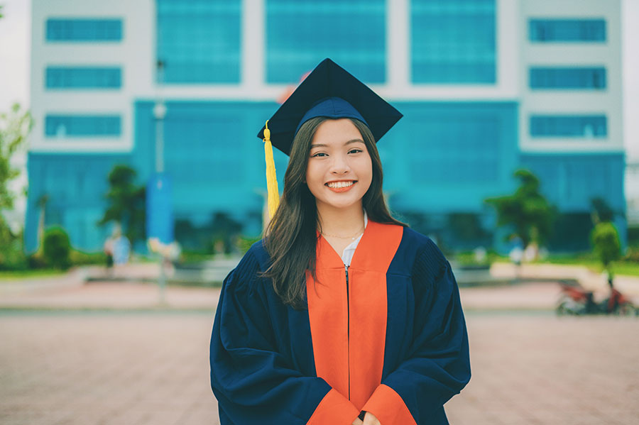 Une &eacute;tudiante en uniforme de c&eacute;r&eacute;monie de remise de dipl&ocirc;me