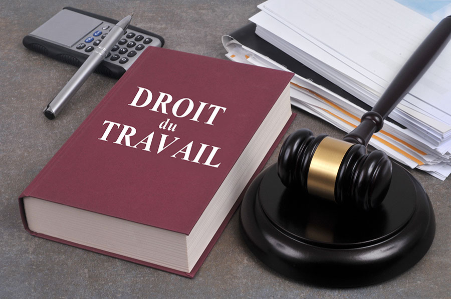 Concept de droit du travail avec un marteau de juge et un livre