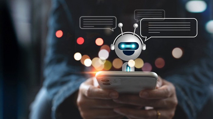 Chatbot num&eacute;rique, application de robots Internet, assistant de conversation, IA Artificial Intelligence concept. Femme utilisant un smartphone mobile discutant avec le service client