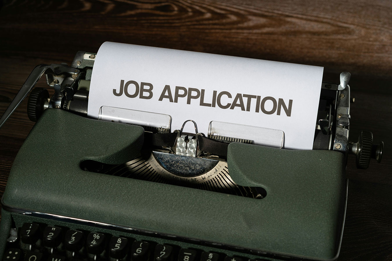 Une machine &agrave; &eacute;crire avec une feuille sur laquelle est inscrit, en gros caract&egrave;res : &laquo; Job Application &raquo;.