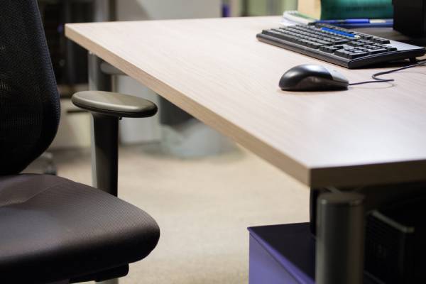Bureau et chaise vides illustrant l'absence d'un salari&eacute; en arr&ecirc;t maladie et l'organisation du service