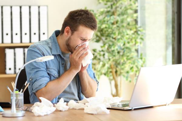 Salari&eacute; malade qui se mouche &agrave; son bureau, situation pouvant donner lieu &agrave; un arr&ecirc;t de travail pour maladie
