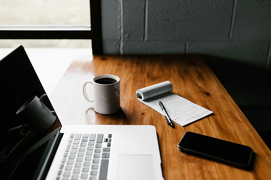 bureau avec ordinateur, caf&eacute;, bloc-note et t&eacute;l&eacute;phone