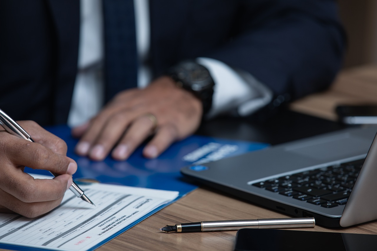 Hpmme en train de signer des documents juridiques