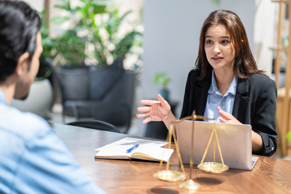 Conversation entre avocate et client autour de l'aide juridique