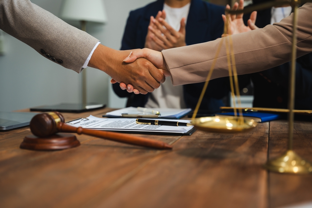 poignée de main entre un employé et son employeur